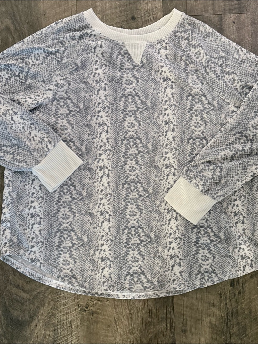 Secret Treasures Light Gray & White Snake Print Pullover
